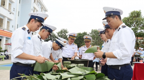 Giá trị truyền thống trong Hội thi gói bánh chưng xanh tại Học viện Hải quân