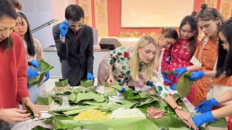 Không gian Tết đậm đà bản sắc của người Việt tại Pháp