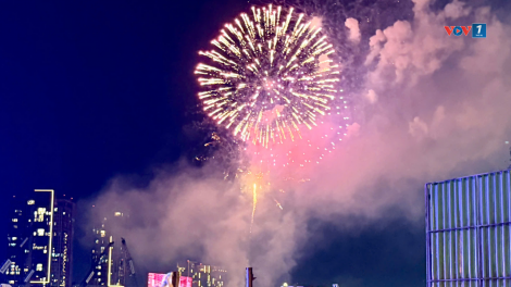 Giao thừa rực rỡ, người dân TP.HCM gửi gắm kỳ vọng năm mới Bính Ngọ