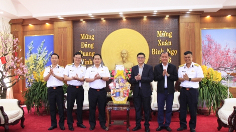 Bộ Tư lệnh Vùng 4 Hải quân thăm, chúc tết tỉnh Lâm Đồng