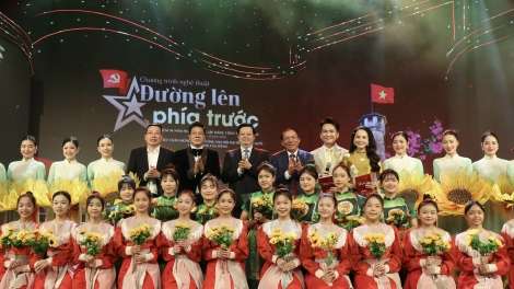 Bản hòa ca về niềm tin đất nước "Đường lên phía trước"