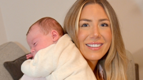 Thời sự 21h30 24/2/2026: Em bé đầu tiên tại Anh chào đời từ tử cung do người đã khuất hiến tặng