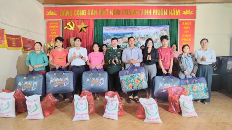 Hơn 5.000 suất quà Tết đến với đồng bào vùng biên Sơn La