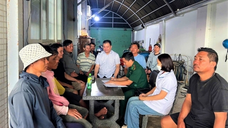 Hỗ trợ, cứu sống 9 ngư dân Khánh Hoà bị nạn trên biển