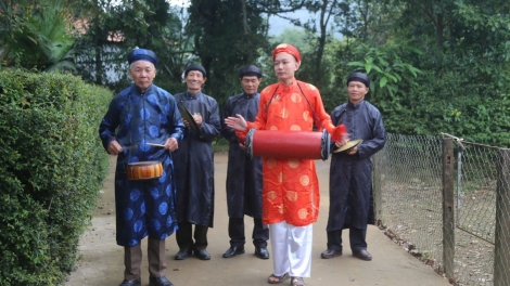 Độc đáo đội hát sắc bùa đi chúc Tết ở miền núi Quảng Trị