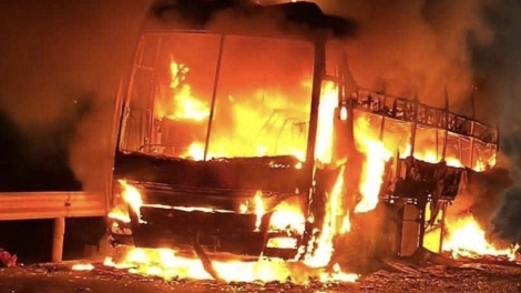 Xe khách trên Quốc lộ 1 bất ngờ bùng cháy, 34 hành khách về quê ăn Tết may mắn thoát nạn