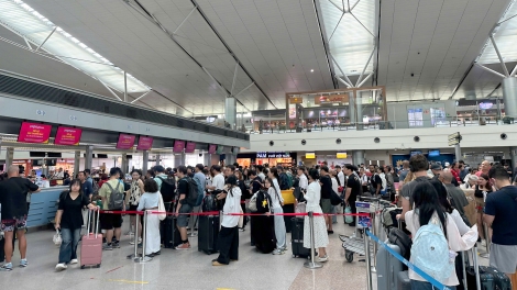 TP.HCM: Cửa ngõ phía Tây ùn ứ, sân bay nhà ga đông đúc 