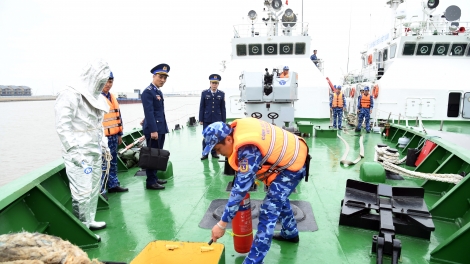 Cảnh sát biển Việt Nam kiểm tra công tác SSCĐ và chuẩn bị Tết tại Vùng Cảnh sát biển 1