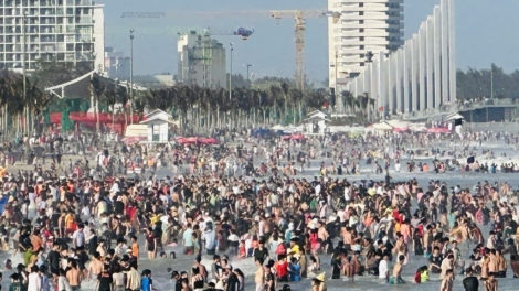 Biển Bãi Sau của TP.HCM quá tải ngày mùng 5 Tết