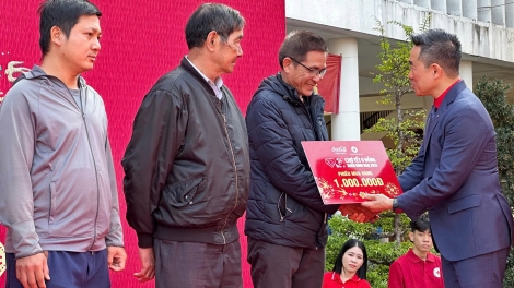 Chương trình “Tết nhân ái - Chợ Tết 0 đồng” trao quà tặng hộ nghèo tại Đà Nẵng