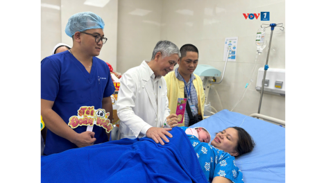 Đón công dân nhí đầu năm, Bệnh viện Từ Dũ tặng vàng may mắn