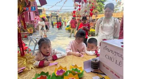 Người Việt tại Lào đi chùa lễ Phật, cầu bình an năm mới