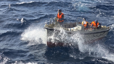 Hải trình "cưỡi sóng, đạp gió" mang Tết ra đại dương