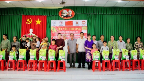 Cần Thơ: mang quà tết đến với các đối tượng yếu thế