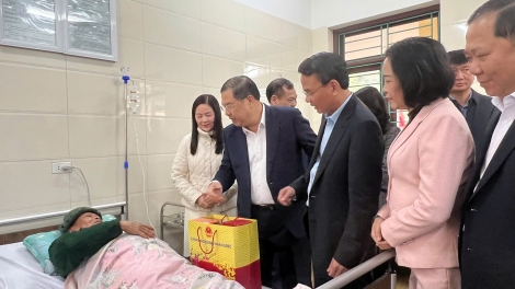 Ông Phạm Gia Túc thăm, tặng quà thương bệnh binh tại Trung tâm Điều dưỡng thương binh Duy Tiên