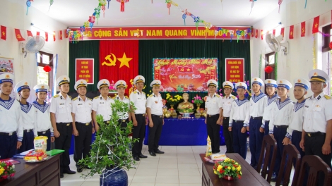 Trường Sa: Vui Xuân nơi đầu sóng, vững vàng tay súng đón Giao thừa