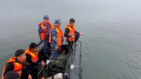 Người nhái Lữ đoàn Đặc công 126 Hải quân nỗ lực tìm kiếm các nạn nhân vụ lật tàu trên Hồ Thác Bà