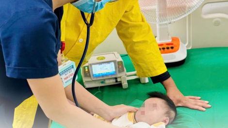 Cứu sống bé 4 tháng tuổi mắc tim bẩm sinh nguy kịch tại Nghệ An