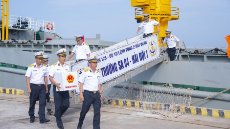 Tổ bầu cử sớm trên biển vượt sóng hoàn thành nhiệm vụ trở về đất liền