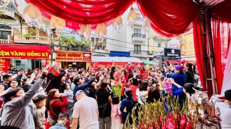 Tung tiền tán lộc: Nghi thức hay biến tướng?