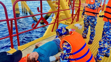 Nhà giàn DK1/11 cấp cứu kịp thời ngư dân nghi tai biến trên biển