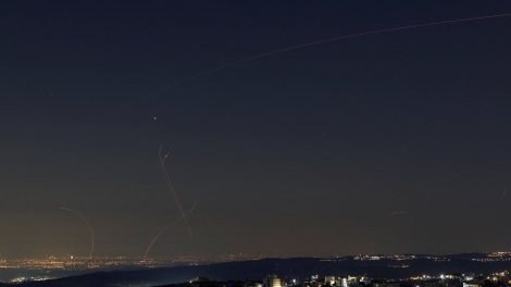 Iran đẩy mạnh tấn công trả đũa, cảnh báo người Mỹ không còn được an toàn