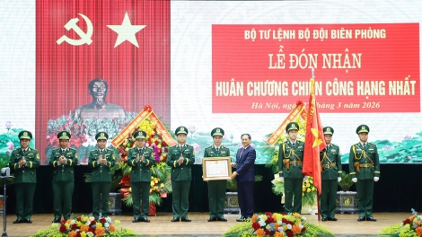 Phó Thủ tướng Bùi Thanh Sơn trao huân chương Chiến công hạng Nhất cho Bộ đội Biên phòng