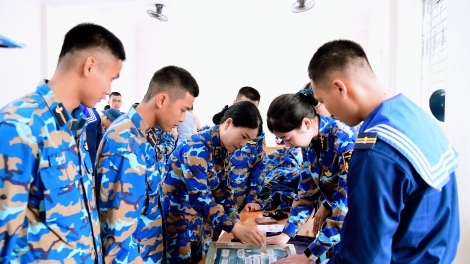 “Khâu áo chiến sĩ” – Phụ nữ Vùng 1 Hải quân đồng hành cùng chiến sĩ mới