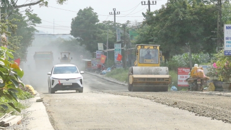 Hơn 3 năm thi công, Quốc lộ 14E ngổn ngang, dân sống trong bụi và bất an