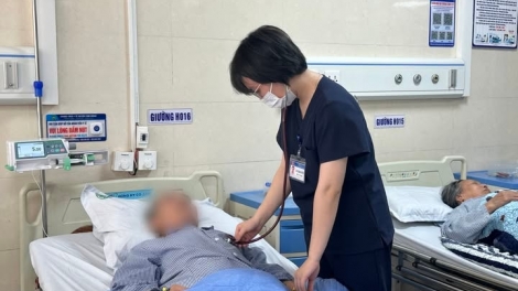 Nhờ người tiêm truyền tại nhà, hai bệnh nhân sốc phản vệ nguy hiểm