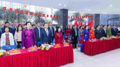 Chủ tịch UBTW MTTQ Việt Nam Bùi Thị Minh Hoài và Phó Thủ tướng Phạm Thị Thanh Trà đi bỏ phiếu bầu cử