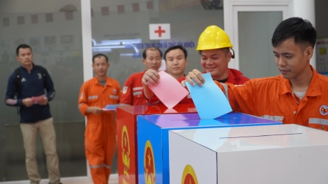 Cử tri bỏ phiếu sớm tại 4 điểm bầu cử của TP.HCM