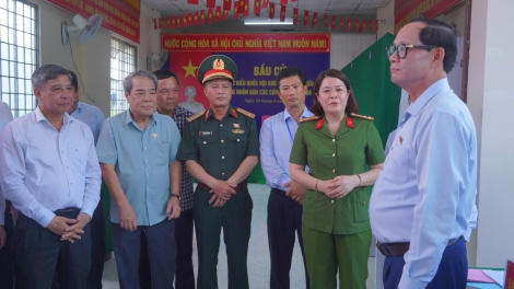 Phó Chủ tịch Quốc hội Trần Quang Phương kiểm tra công tác bầu cử tại Cần Thơ