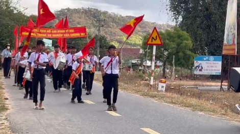 Hàng trăm học sinh miền núi Lâm Đồng diễu hành cổ động ngày bầu cử