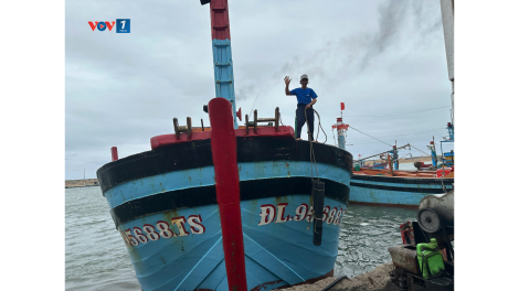 Ngư dân Đắk Lắk về bờ chuẩn bị đi bỏ phiếu bầu cử