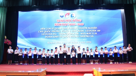 Vùng 4 Hải quân phối hợp trao Học bổng Vừ A Dính tiếp sức con em gia đình quân nhân