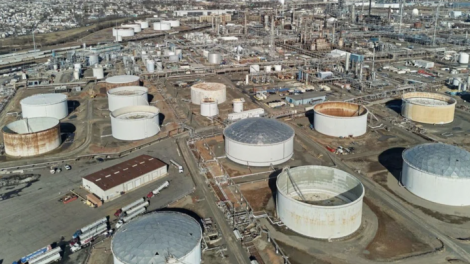 Giá xăng tăng vọt sau cảnh báo cứng rắn của ông Trump nhằm vào mỏ khí đốt Iran