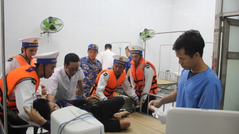 Kịp thời cấp cứu thợ lặn bị dây cáp đập ngực giữa biển Trường Sa