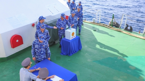 Hải trình đưa lá phiếu đến cử tri nơi đầu sóng