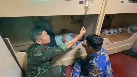 Hải đoàn 129 Hải quân hỗ trợ vận chuyển cấp cứu ngư dân bị nạn trên quần đảo Trường Sa