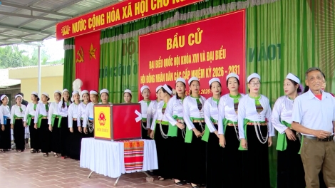 Sắc màu trang phục dân tộc rực rỡ trong ngày hội bầu cử ở vùng cao Phú Thọ