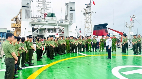 Gắn lý luận với thực tiễn biển, đảo qua chuyến học tập tại Vùng Cảnh sát biển 1