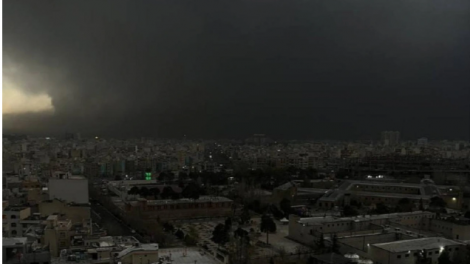 “Mưa đen” trút xuống Tehran sau các cuộc tấn công của Israel vào cơ sở dầu mỏ Iran