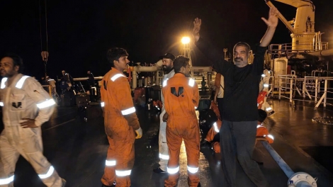 Phút sinh tử tàu Việt Nam cứu 21 thủy thủ quốc tế giữa vùng biển căng thẳng