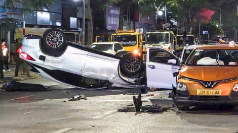 Tạm giữ tài xế Lexus tông liên hoàn hàng loạt xe rồi lật ngửa trên phố ở Hà Nội đêm ngày 25/3