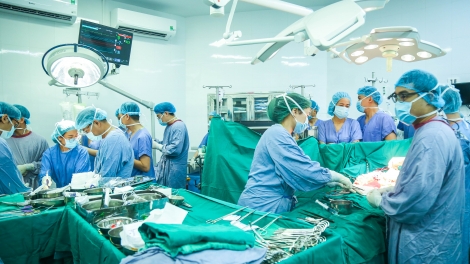 Các thầy thuốc Việt Nam lần đầu tiên thực hiện thành công ca ghép đa tạng Domino