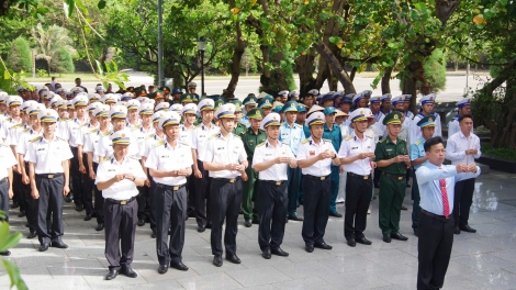 Trang nghiêm Lễ dâng hương chào mừng ngày bầu cử ở Trường Sa