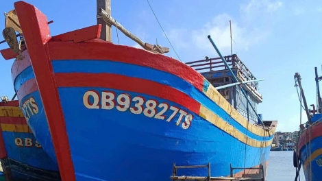 Tàu cá Quảng Trị cùng 2 ngư dân mất liên lạc trên biển