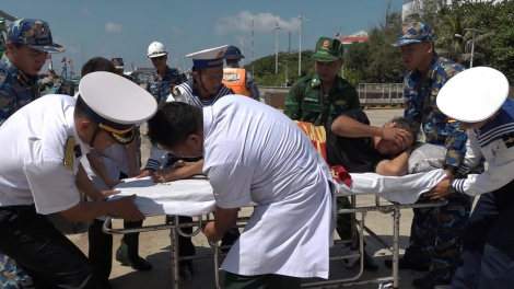 Bệnh xá đảo Trường Sa tiếp nhận, điều trị ngư dân nghi nhồi máu não trên biển
