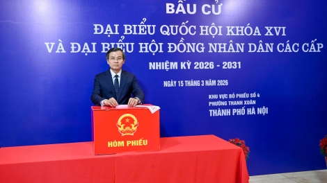 Ông Đoàn Minh Huấn bẩu cử tại khu vực bỏ phiếu số 4, phường Thanh Xuân, Hà Nội